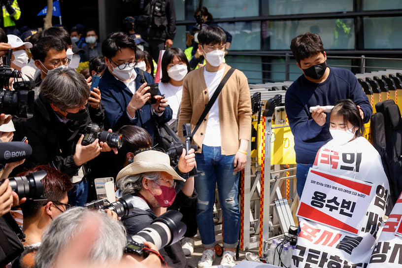 Сеул, Южная Корея. Студентка бреет голову в знак протеста после решения японских властей сливать воду с аварийной атомной станции «Фукусима-1»