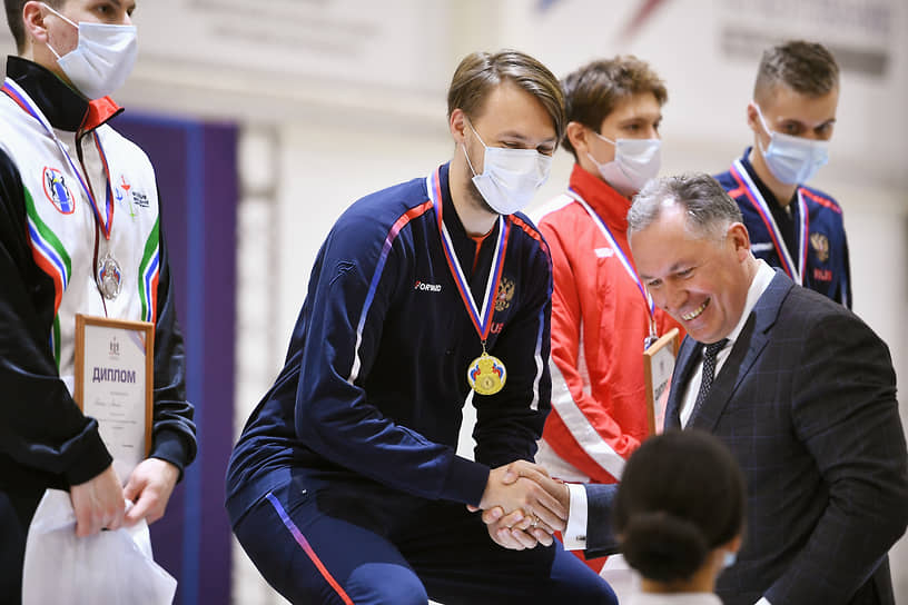 Президент Олимпийского комитета Станислав Поздняков (справа) и фехтовальщик Константин Лоханов (в центре) во время церемонии награждения