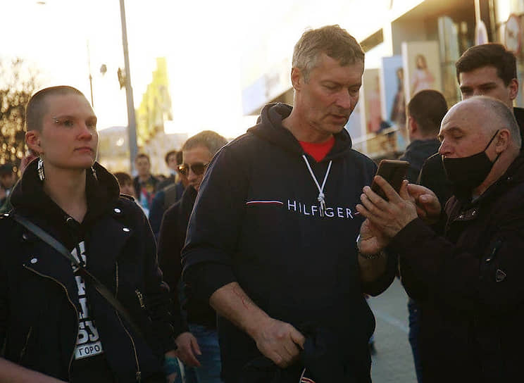 Бывший глава Екатеринбурга Евгений Ройзман (в центре) во время акции в поддержку Алексея Навального 