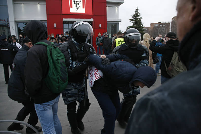 Несколько человек задержали на несанкционированной акции в поддержку Алексея Навального на Центральной площади в Ижевске