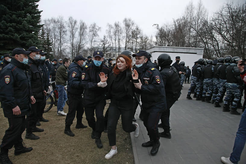 Задержание протестующей на акции в поддержку Алексея Навального в Ижевске