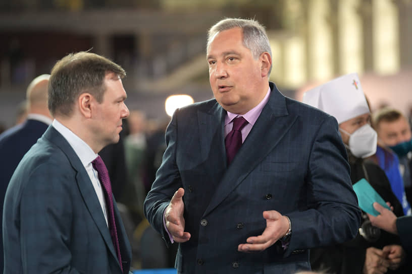 Глава «Роскосмоса» Дмитрий Рогозин (справа)