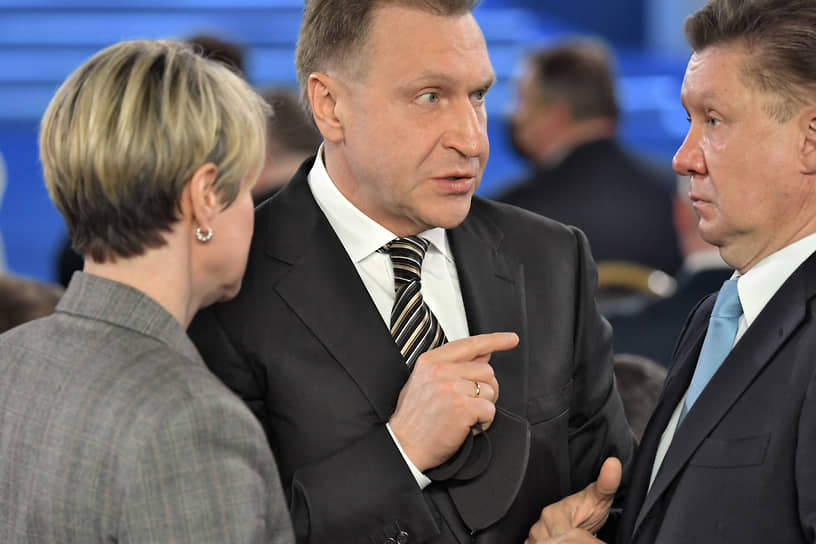 Глава госкорпорации развития ВЭБ.РФ Игорь Шувалов (в центре) и председатель правления «Газпрома» Алексей Миллер