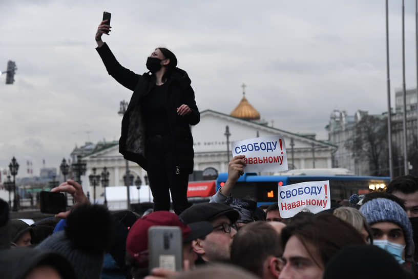 Участники во время акции в районе Манежной площади в Москве