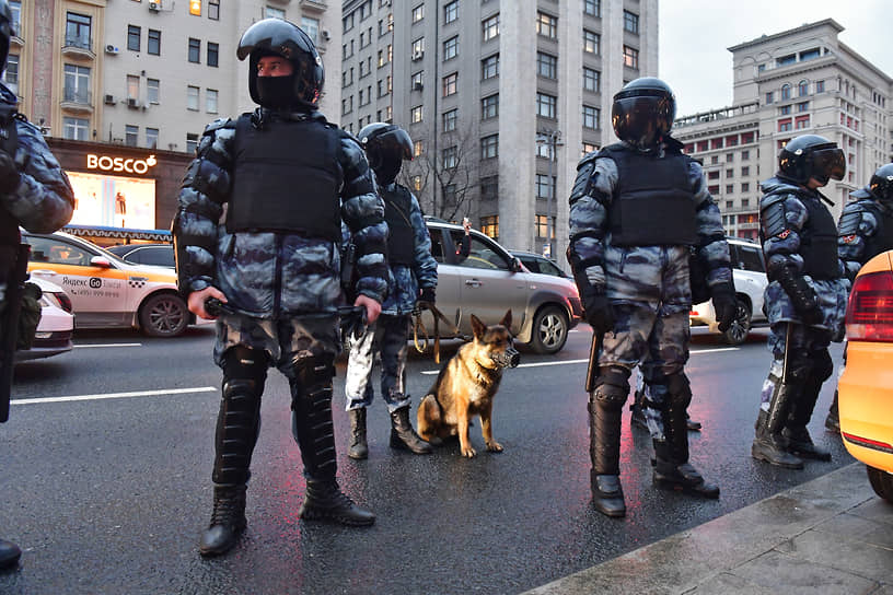 Полицейские во время митинга в поддержку Алексея Навального в Москве