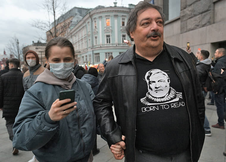 Писатель Дмитрий Быков (справа) во время акции в Москве