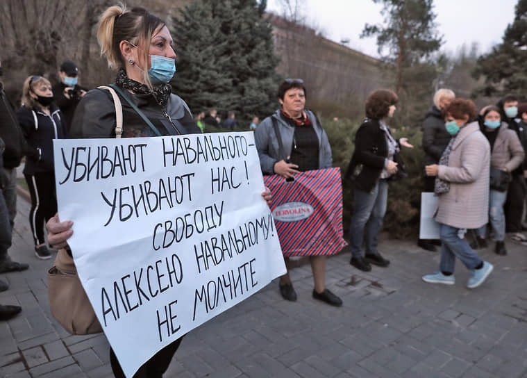 Акция в поддержку оппозиционера Алексея Навального в Волгограде прошла на площади Павших Борцов