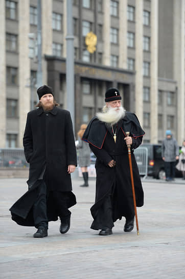 Митрополит Московский и всея Руси Русской православной старообрядческой церкви Корнилий (справа)