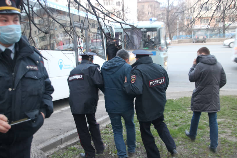 Задержание участника акции в поддержку Алексея Навального в Уфе