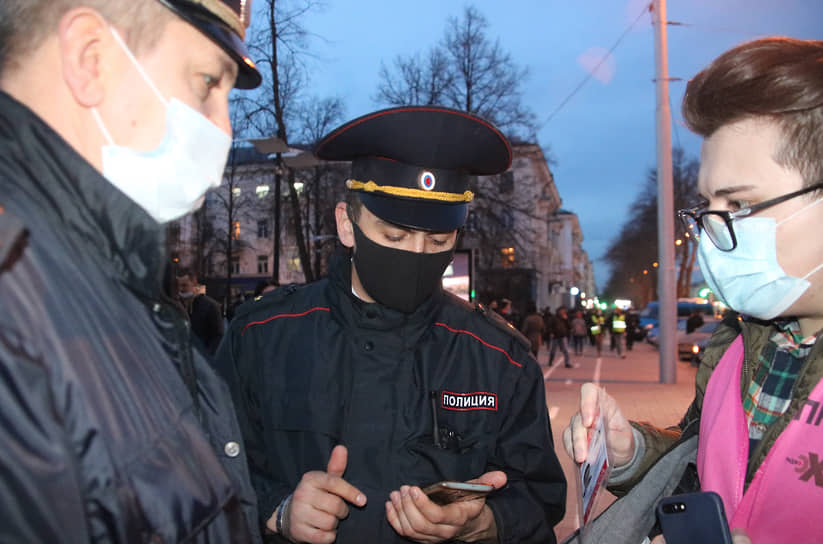 Сотрудники полиции проверяют документы у участника акции в поддержку Алексея Навального в Уфе