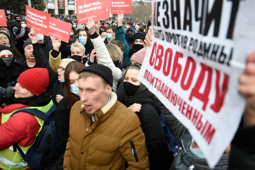 Митинг в поддержку Алексея Навального на площади Ленина в Новосибирске собрал, по разным данным, от 800 до 3 тыс. человек