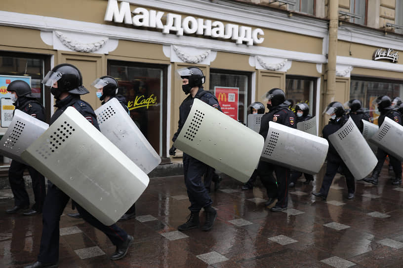 Сотрудники полиции со щитами во время акции в Санкт-Петербурге