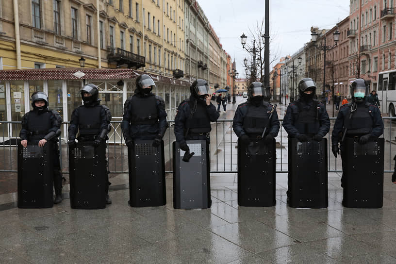В Санкт-Петербурге сотрудники полиции и Росгвардии заранее перекрыли автобусами и специальной техникой Дворцовую площадь, где было анонсировано проведение митинга