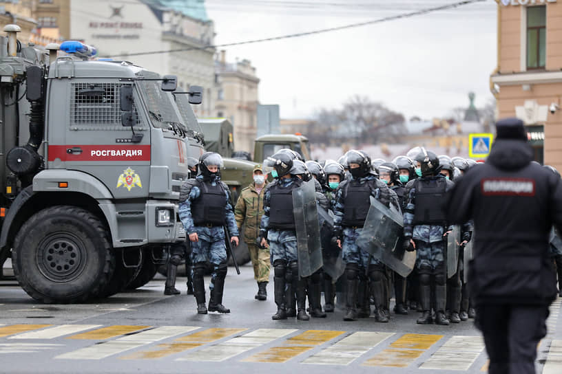 Около восьми часов вечера в Санкт-Петербурге начались задержания участников акции