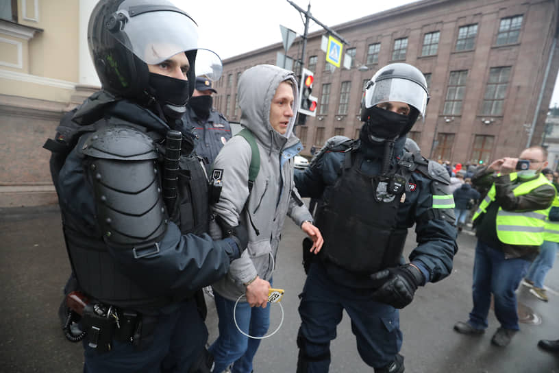 Задержание участника акции в поддержку Алексея Навального в Санкт-Петербурге