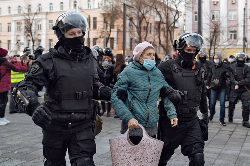 Задержание участницы акции в поддержку Алексея Навального в Воронеже