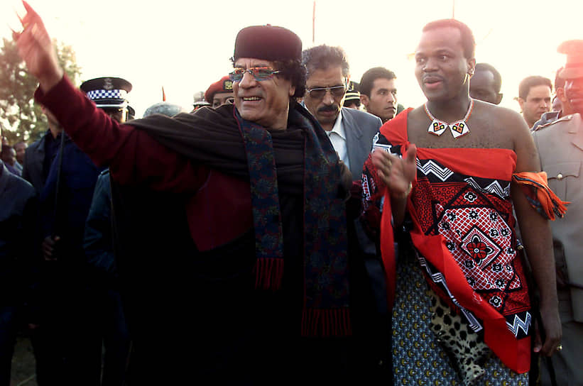 Антиправительственные выступления с требованием демократизации страны и легализации политических партий в Свазиленде не прекращаются до сих пор&lt;br>
На фото: с лидером Ливии Муаммаром Каддафи, 2002 год