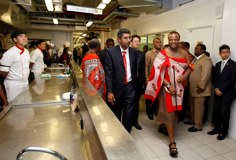 В зарубежные поездки король часто отправляется в традиционной одежде&lt;br>
На фото: Мсвати III во время визита в Малайзию, 2013 год