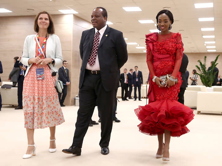 В 2019 году Мсвати III приехал с одной из своих жен (справа) на саммит Россия–Африка в Сочи. В январе 2023 года президент России Владимир Путин пригласил короля на саммит Россия–Африка в Санкт-Петербург