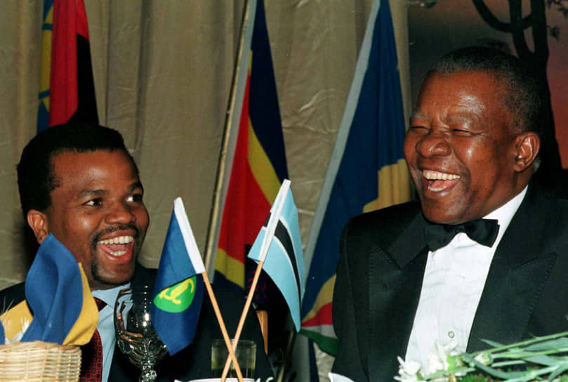 В 2006 году Мсвати III подписал новую конституцию. Король Свазиленда обладает практически всей полнотой исполнительной, законодательной и судебной власти. Имеет право распускать парламент, назначать премьер-министра. Конституция провозглашает свободу собраний, однако не содержит никаких положений о политических партиях. Фактически их деятельность остается нелегальной&lt;br>
На фото: с президентом Ботсваны Кетумиле Масире, 1998 год