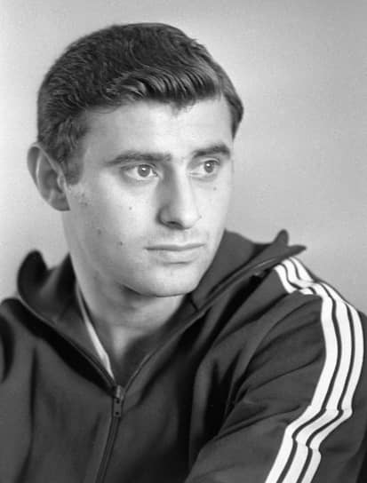 Анатолий Бышовец родился 23 апреля 1946 года в Киеве. В детстве занимался баскетболом, волейболом, боксом и плаванием, но сделал выбор в пользу футбола. Был воспитанником киевской футбольной школы «Юный динамовец»