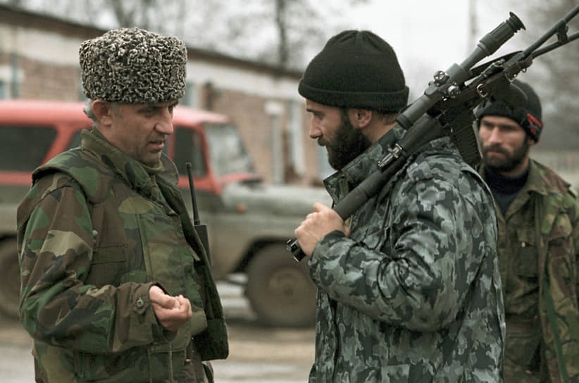 Президент Чеченской республики Аслан Масхадов (слева) и полевой командир Шамиль Басаев, 1997 год 