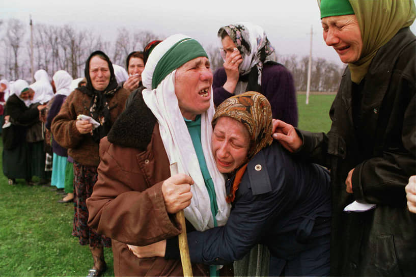 Чеченцы оплакивают гибель Джохара Дудаева, апрель 1996 года