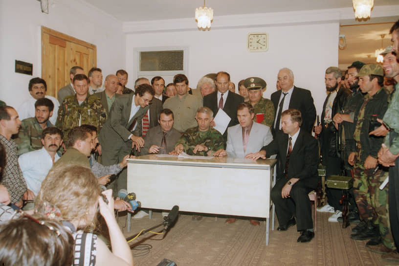 Cекретарь Совбеза России Александр Лебедь и начальник штаба чеченских боевиков Аслан Масхадов подписывают документы, положившие конец первой чеченской войне. Август 1996 года