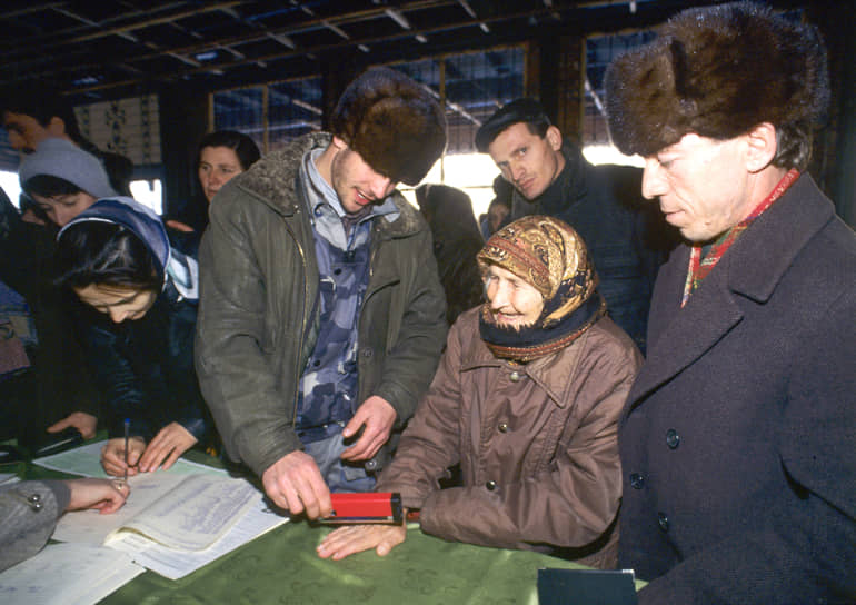 Избирательный участок в Грозном. Выборы президента республики, январь 1997 года