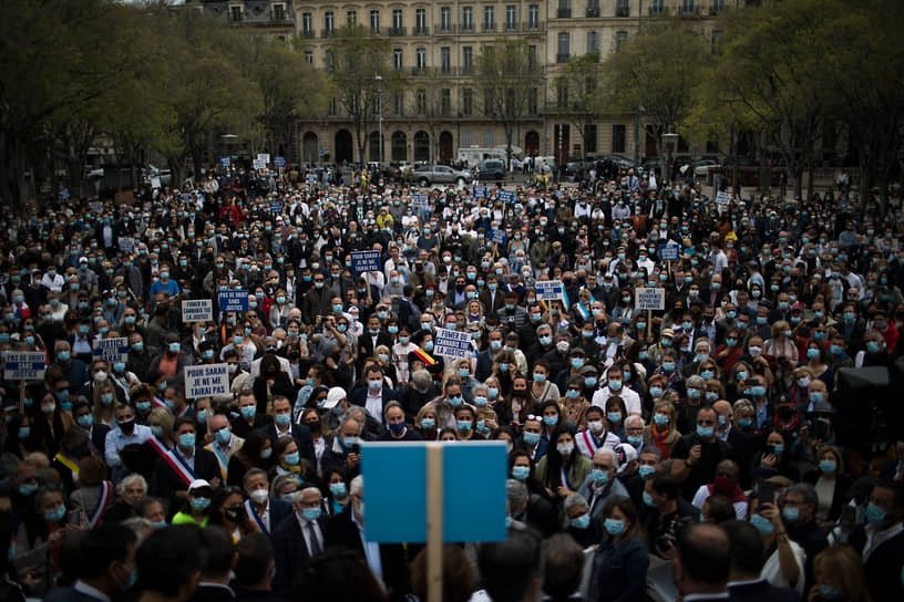Участники митинга в Марселе 