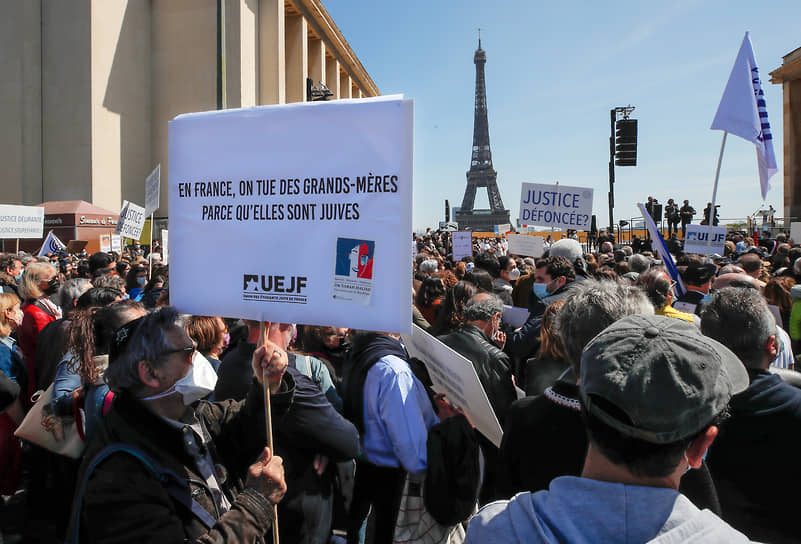 Участник митинга держит табличку с надписью «Во Франции убивают пожилых женщин, потому что они еврейки»