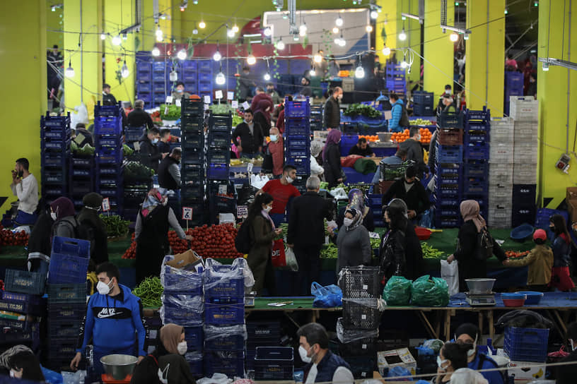 Стамбул, Турция. Люди покупают продукты на рынке в ожидании новых ограничений из-за пандемии коронавируса