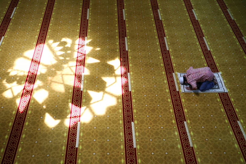 Шах-Алам, Малайзия. Мужчина молится в мечети