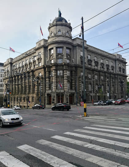Бывшее здание министерства финансов. Построено в 1926-1928 годах по проекту Николая Краснова, в 1938 году достроено по его же проекту. Было повреждено во время натовской бомбардировки 1999 года, впоследствии восстановлено. В настоящее время в здании работает правительство Сербии