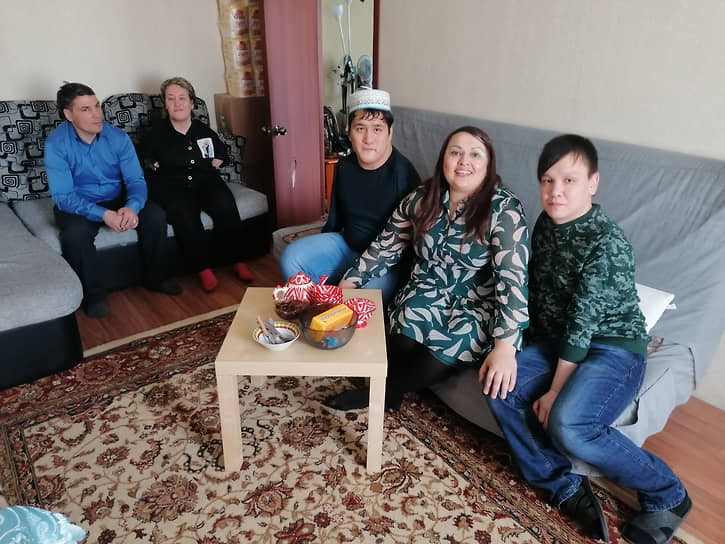 Виктория Марчевская (в центре) поддерживает молодых людей, выросших в интернате, дав им шанс на самостоятельную жизнь