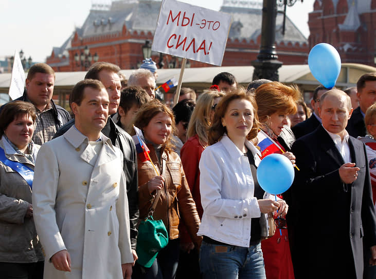 Президент России Дмитрий Медведев (слева) и премьер-министр Владимир Путин на первомайской демонстрации. 1 мая 2012 года