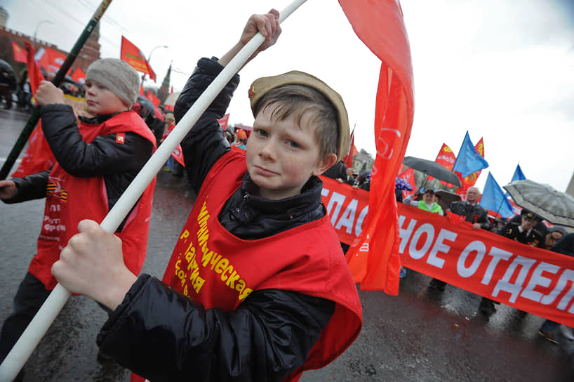 Юный участник первомайского шествия в Москве, организованного КПРФ. 1 мая 2015 года