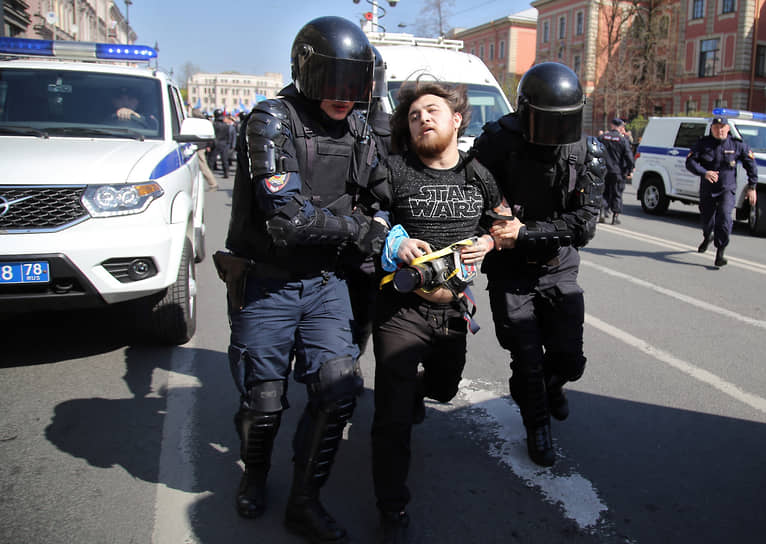 Сотрудники полиции задерживают фотокорреспондента Георгия Маркова во время первомайской демонстрации. 1 мая 2019 года