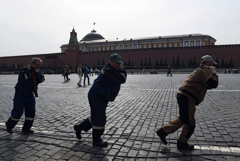 Москва. Сотрудники коммунальных служб во время ремонта коммуникаций на Красной площади 