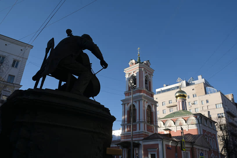 Москва. Памятник виолончелисту Мстиславу Ростроповичу и церковь Воскресения Словущего на Успенском вражке