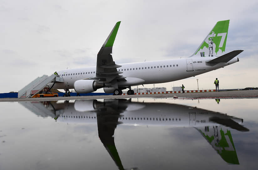 Московская область. Самолет Airbus A320 авиакомпании S7 в новой ливрее, созданной Музеем стрит-арта, в аэропорту Домодедово