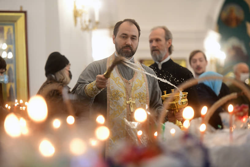 Освящения пасхальных куличей и яиц во Владимирском соборе в Санкт-Петербурге