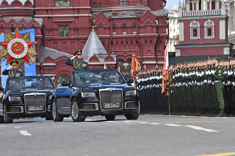 Главнокомандующий сухопутными войсками России Олег Салюков (слева) во время генеральной репетиции парада