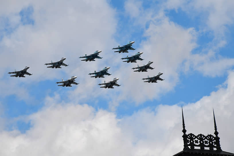 Самолеты Су-34, Су-30СМ и Су-35С на репетиции парада