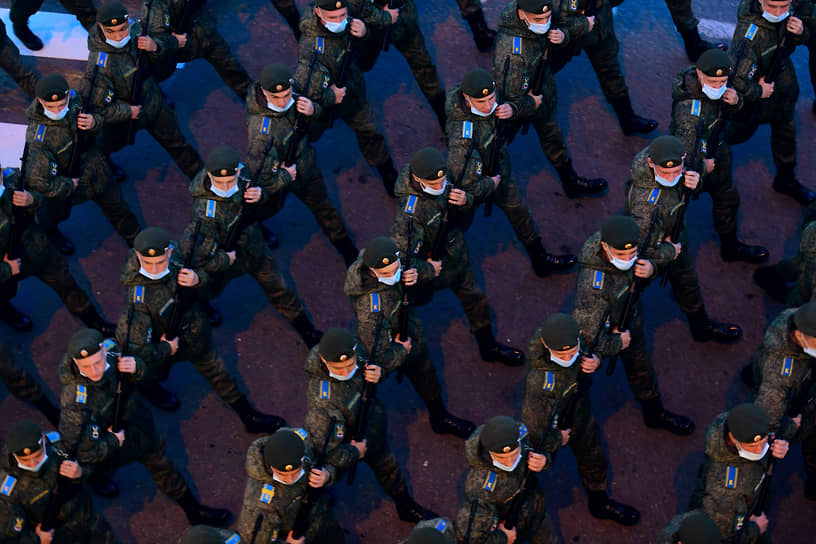 Военнослужащие во время репетиции парады Победы