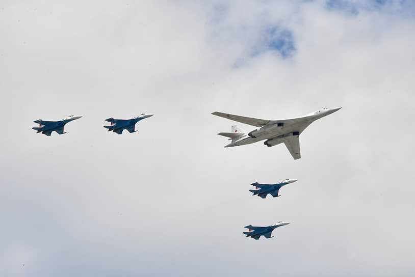 Впервые в воздушной части парада демонстрируется группа из стратегического ракетоносца Ту-160 и четырех Су-35С
