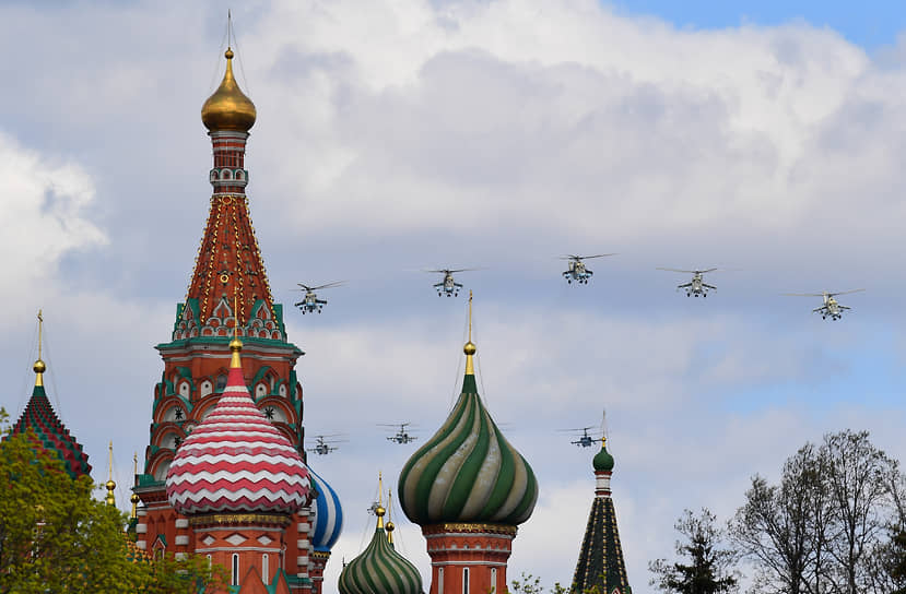 Над Красной площадью пролетели три тяжелых вертолета Ми-26, за ними прошли пятерки вертолетов Ми-8, Ми-24/Ми-35, Ка-52 и Ми-28Н