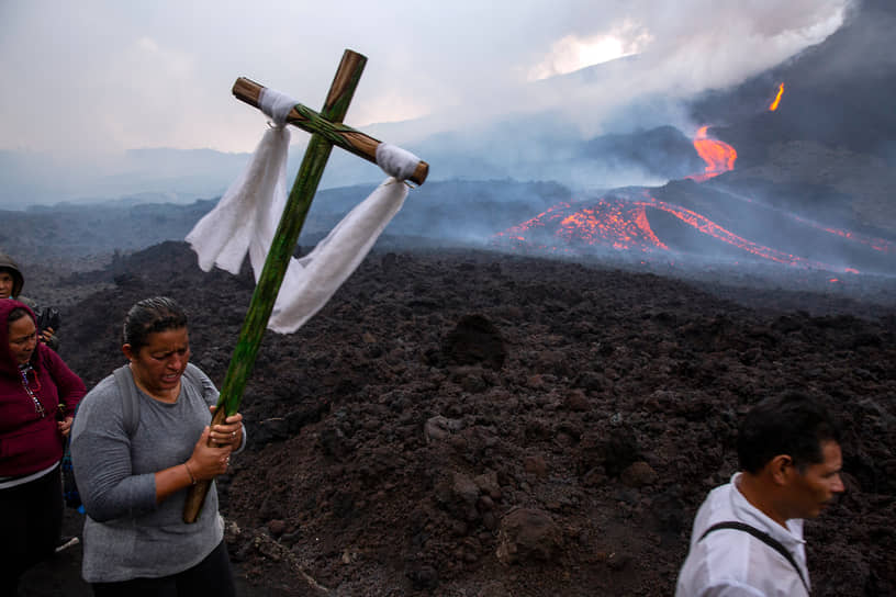 Сан-Висенте-Пакайя, Гватемала. Верующие молятся о том, чтобы вулкан прекратил извержение