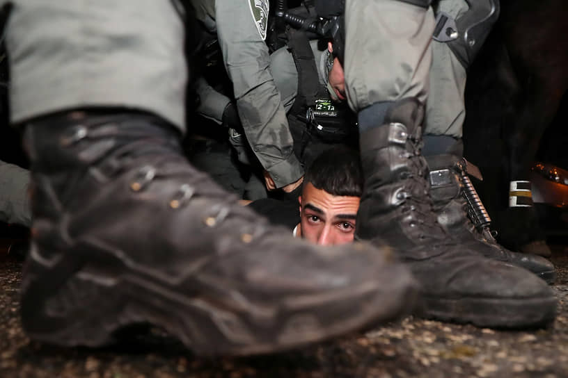Восточный Иерусалим, Палестина. Израильские полицейские задерживают протестующего палестинца 