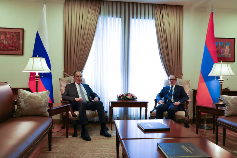 Министр иностранных дел России Сергей Лавров (слева) и и.о. министра иностранных дел Армении Ара Айвазян